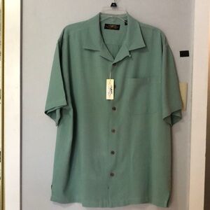 Casual dress short sleeve shirt.